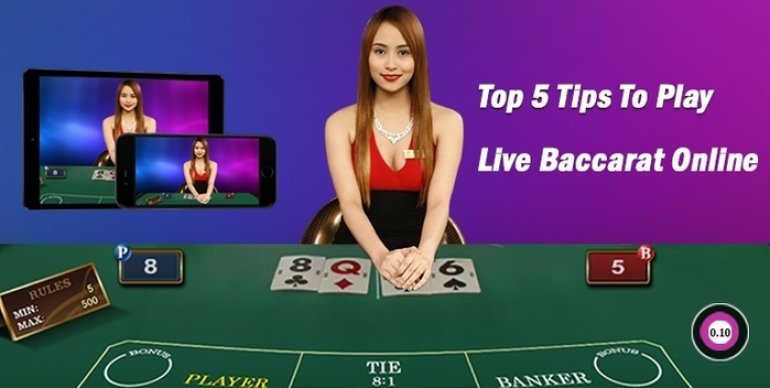 Рыжеволосая азиатка крупье ведет игру в баккара онлайн