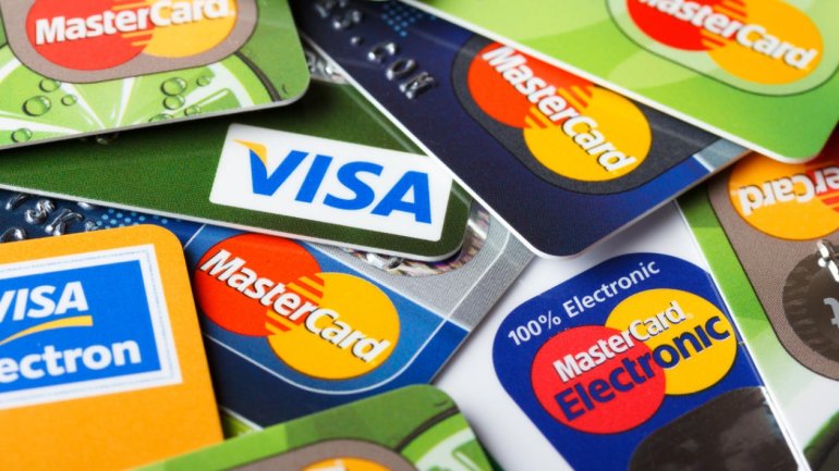 Множество кредитных карт Виза и МастерКард разного цвета