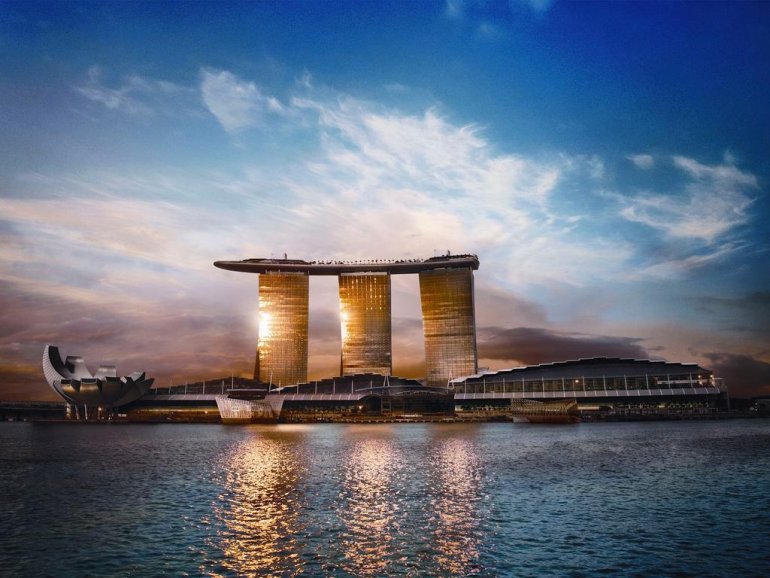 Вид издалека на отель-казино Marina Bay Sands в Сингапуре