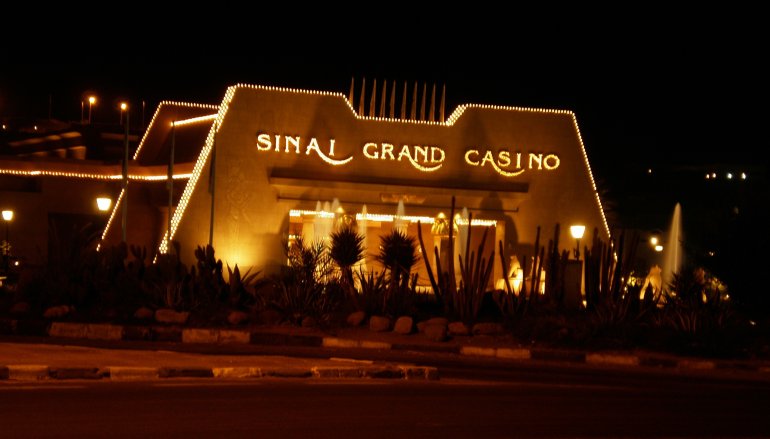 Ночной вид на фасад казино Sinai Grand в Шарм-эль-Шейхе