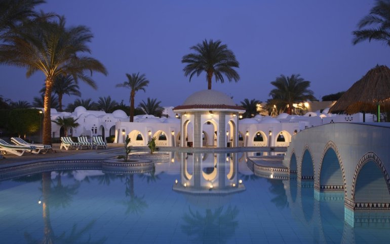 Ночной вид на территорию отеля Royal Holiday Beach Resort & Casino Sharm El Sheikh