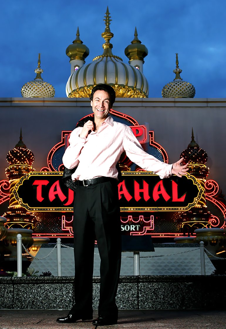 Ричард Маркус на фоне казино Тадж Махал
