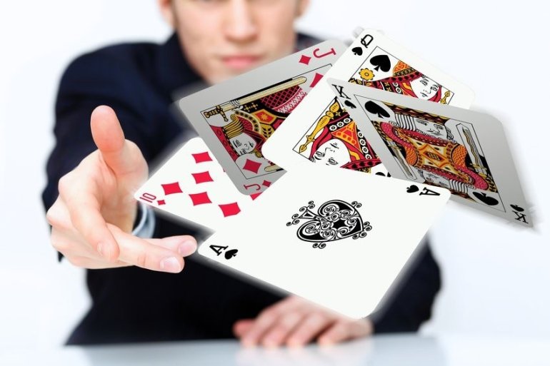 Игрок эффектно выбрасывает колоду карт
