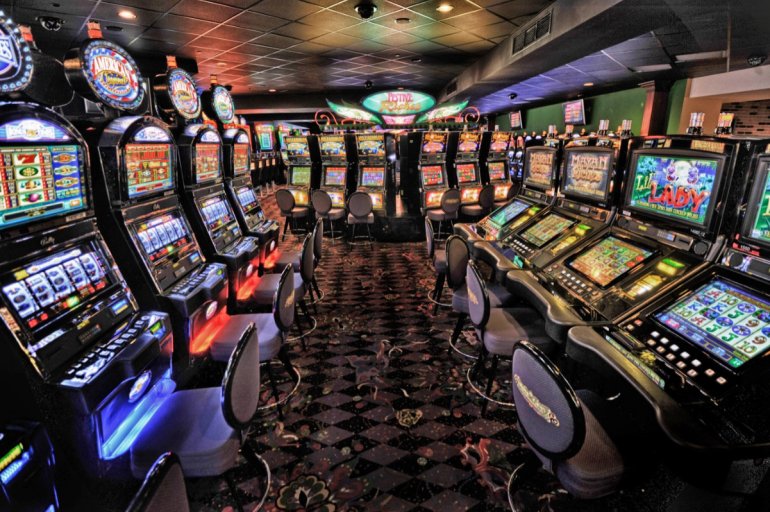 игровые аппараты в слот-зале казино