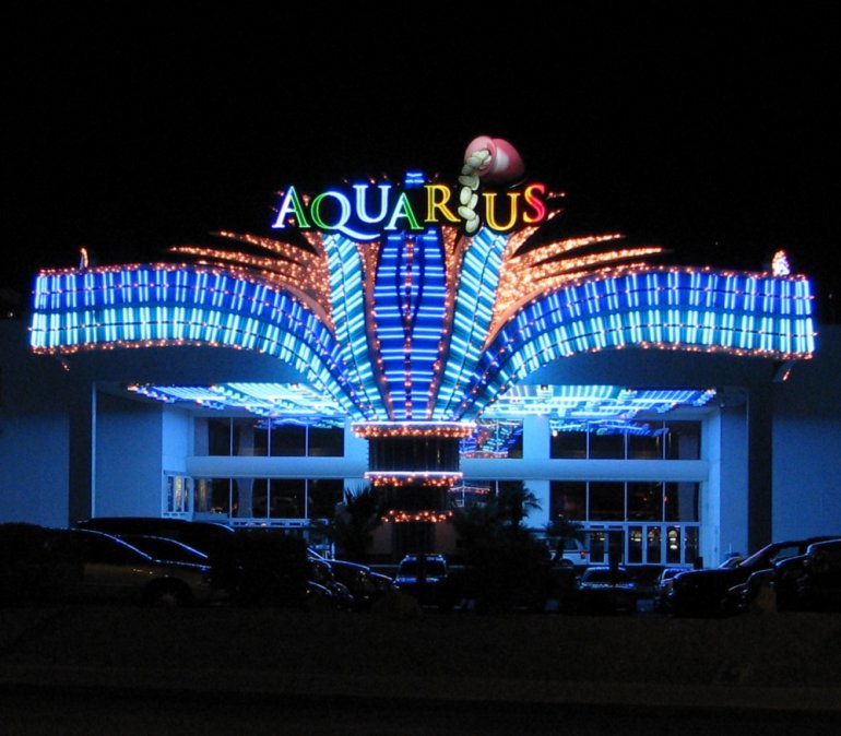 Вход в комплекс Aquarius Casino 