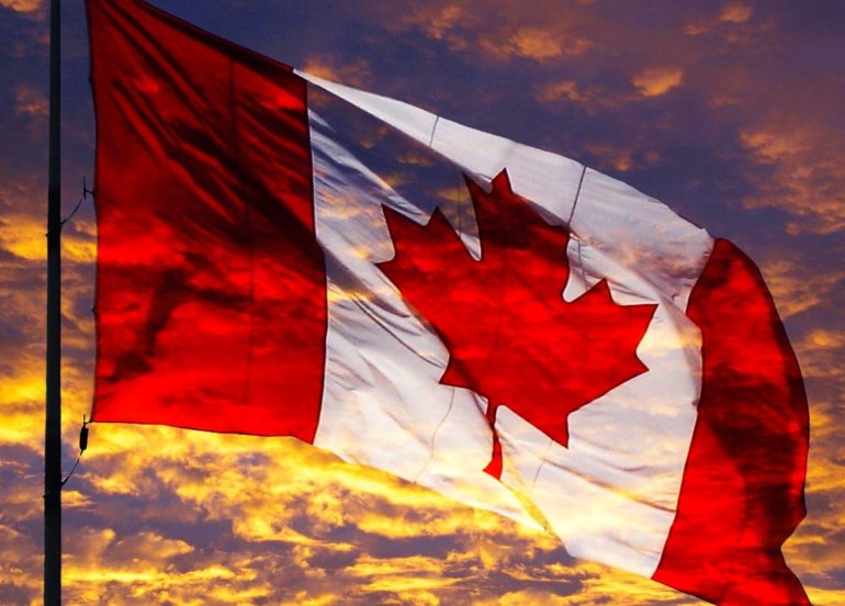 Флаг Канады развевается на фоне вечернего неба