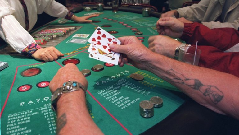 игроки за столом в казино