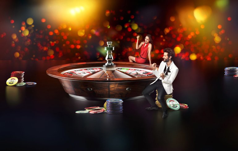 Парень с девушкой с азартом играют в рулетку