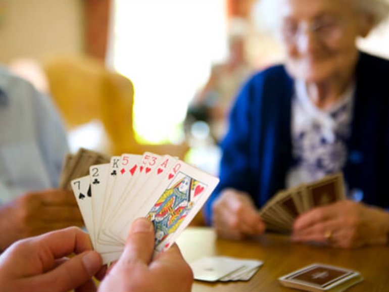 пожилые люди за игрой в карты