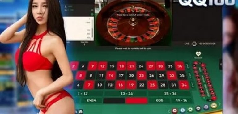 Сексуальная азиатка в откровенном красном купальнике презентует онлайн рулетку