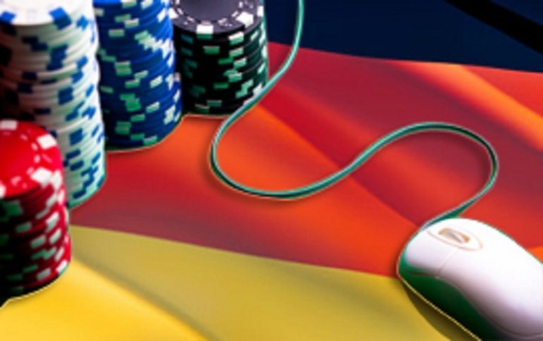 Стопки из фишек казино и мышка от компьютера на фоне германского флага
