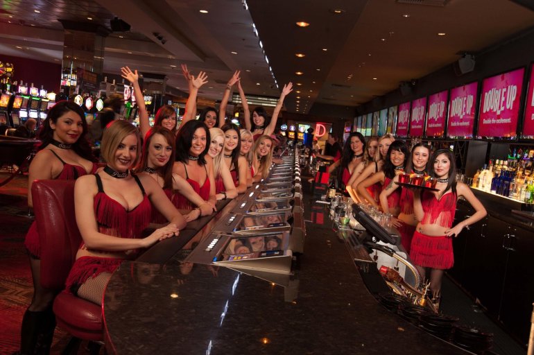 Игривые девушки дилеры казино Лас-Вегаса выпивают на баре