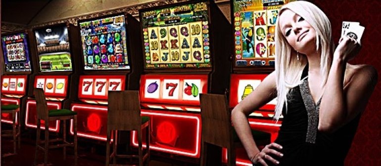 Симпатичная блондинка  с пачкой денег в зале игровых автоматов