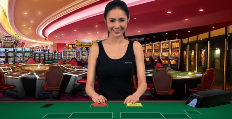 Улыбчивая азиатка в черной майке позирует за столом для игры в баккара