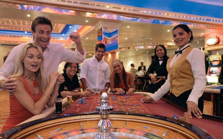 Азартные игроки эмоционально болеют за свои ставки в рулетке в престижном казино