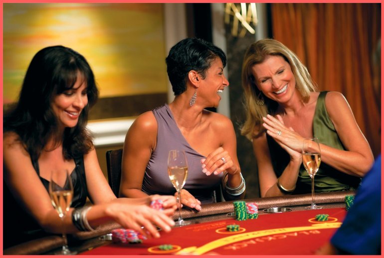 Три озорных подруги выпивают в казино, играя в блэкджек против дилера