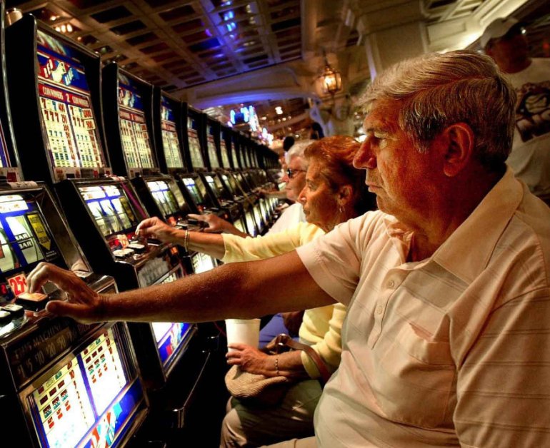пожилой игрок на видеослотах казино