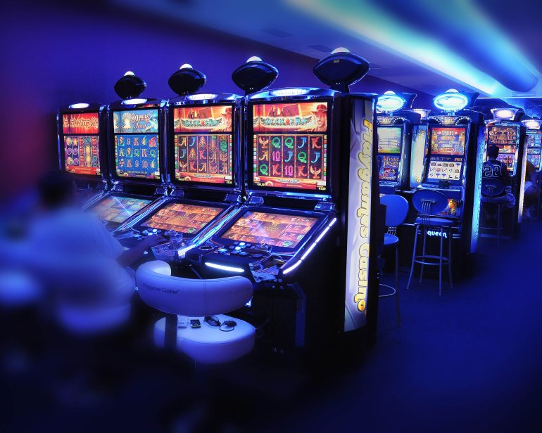 Зал игровых автоматов в казино с изысканной роскошью