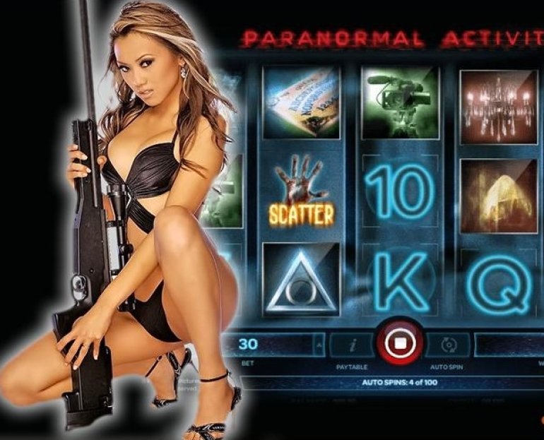 Вооруженная сексапильная блондинка в черном белье позирует, присев на фоне линий игрового автомата Paranormal