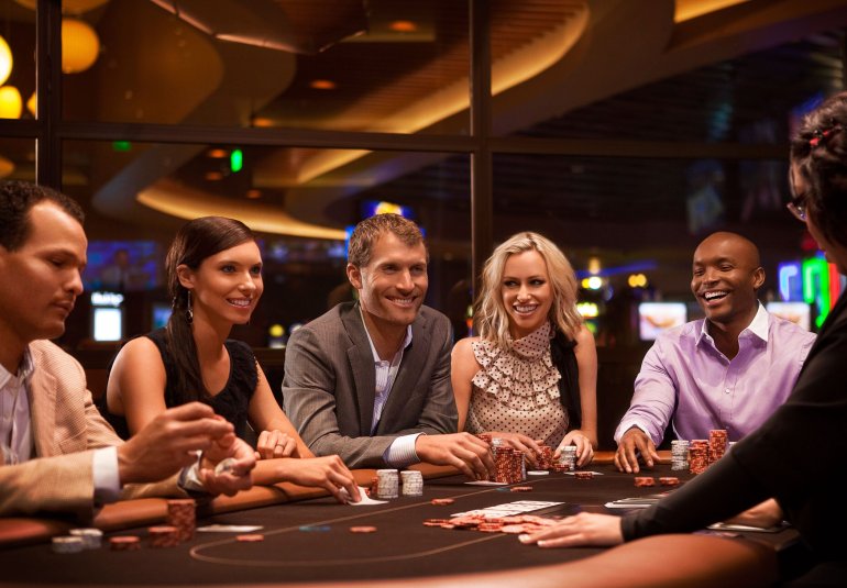 За игрой в покер развлекается элитная компания - богатые мужчины и красивые женщины