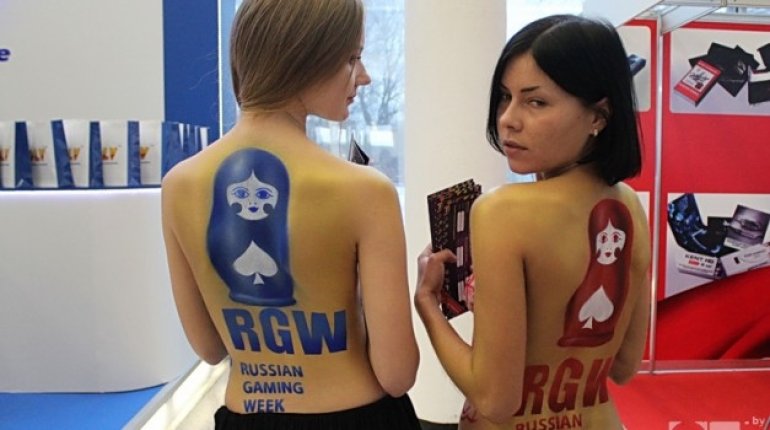 Две девушки телами, разрисованными в тематике Russian Gaming Week