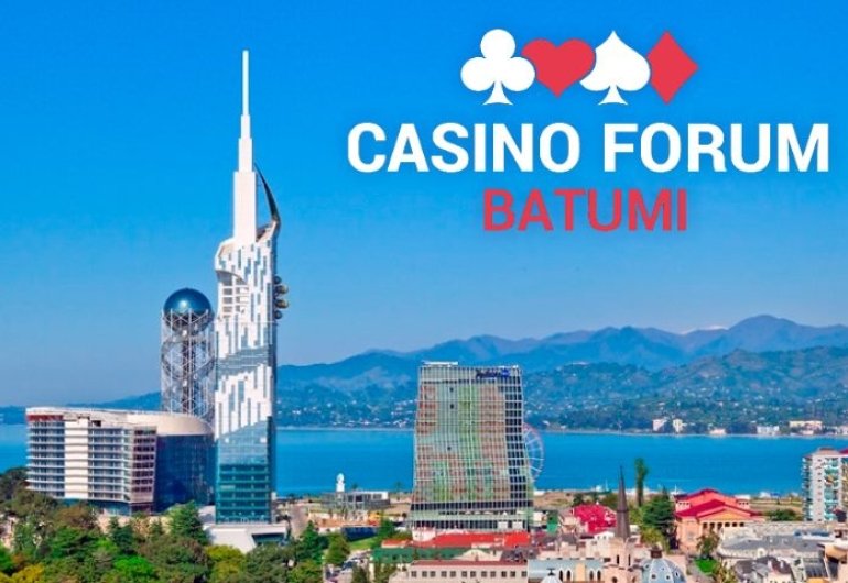 Надпись "Casino Forum Batumi" на фоне видов Батуми