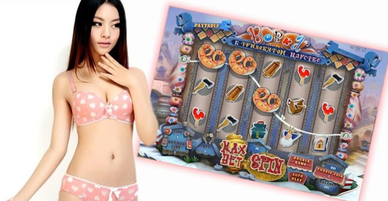 Сексуальная азиатка в розовом белье презентует игровой автомат